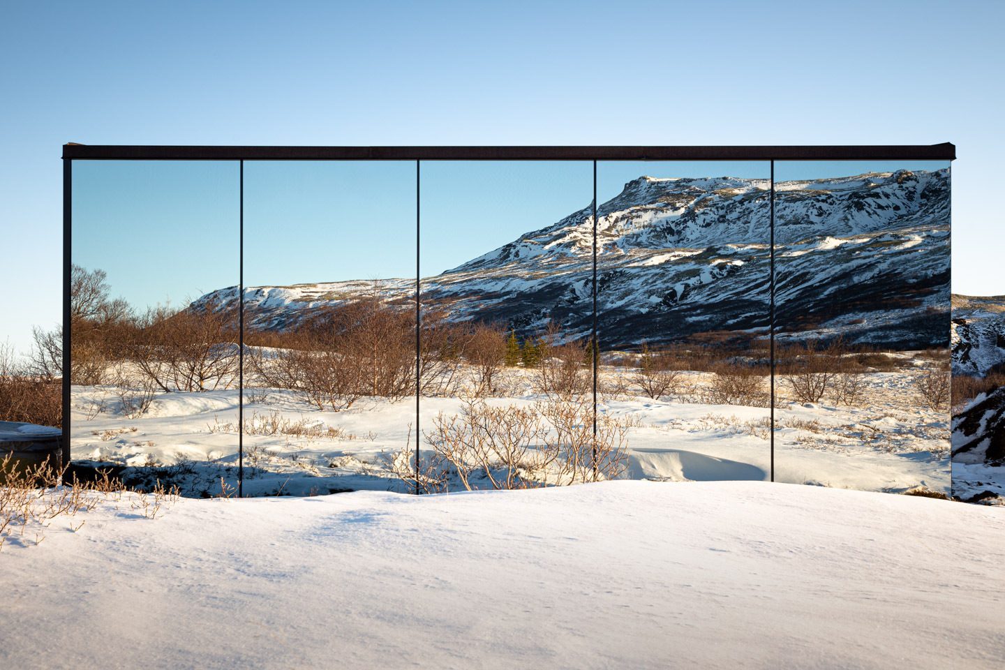 Möön – Prefab Home with Glass Mirror Walls by ÖÖD