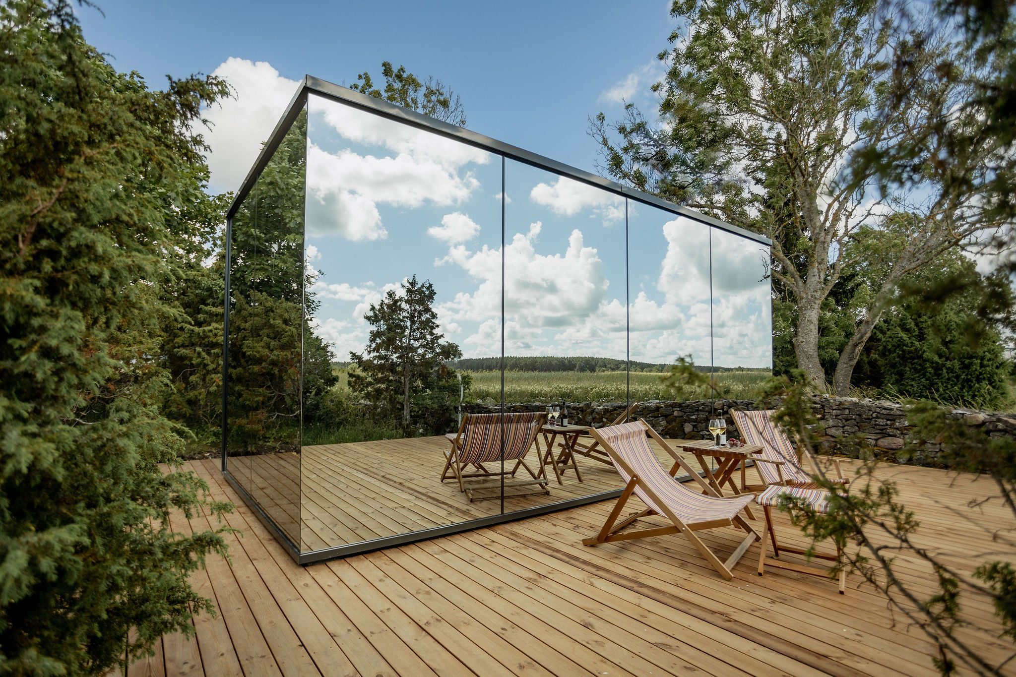 Signature – Tiny House with Glass Mirror Walls by ÖÖD